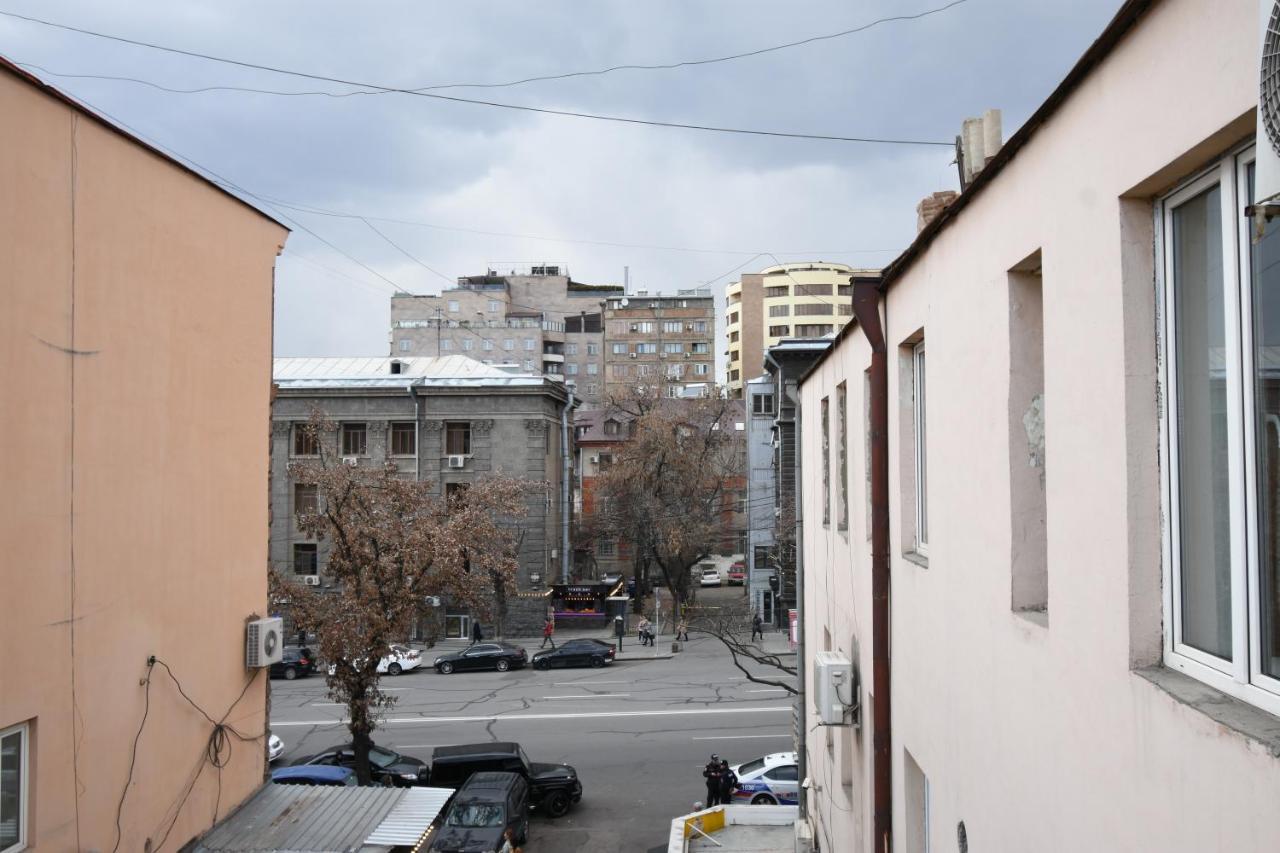 Galaxy Inn Luxury Hostel In Center Erivan Exterior foto