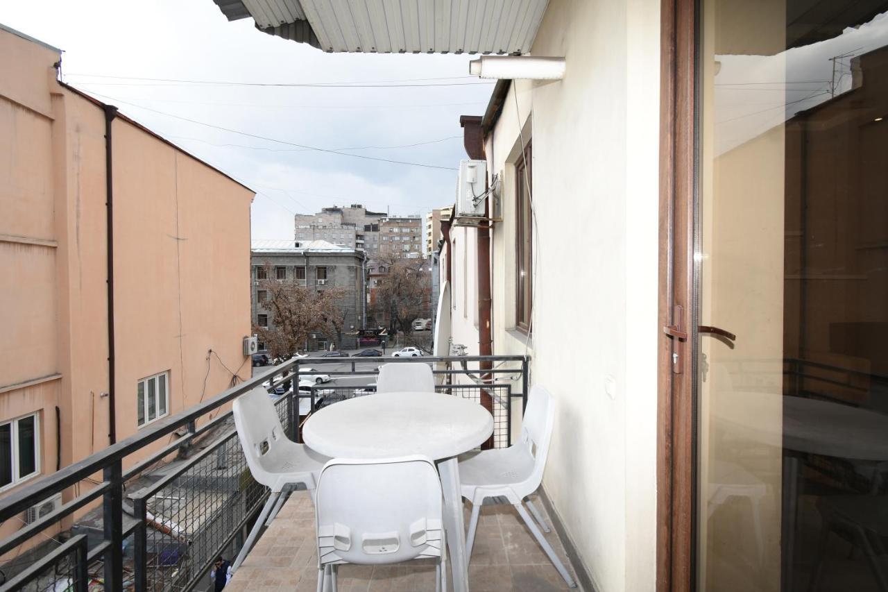 Galaxy Inn Luxury Hostel In Center Erivan Exterior foto