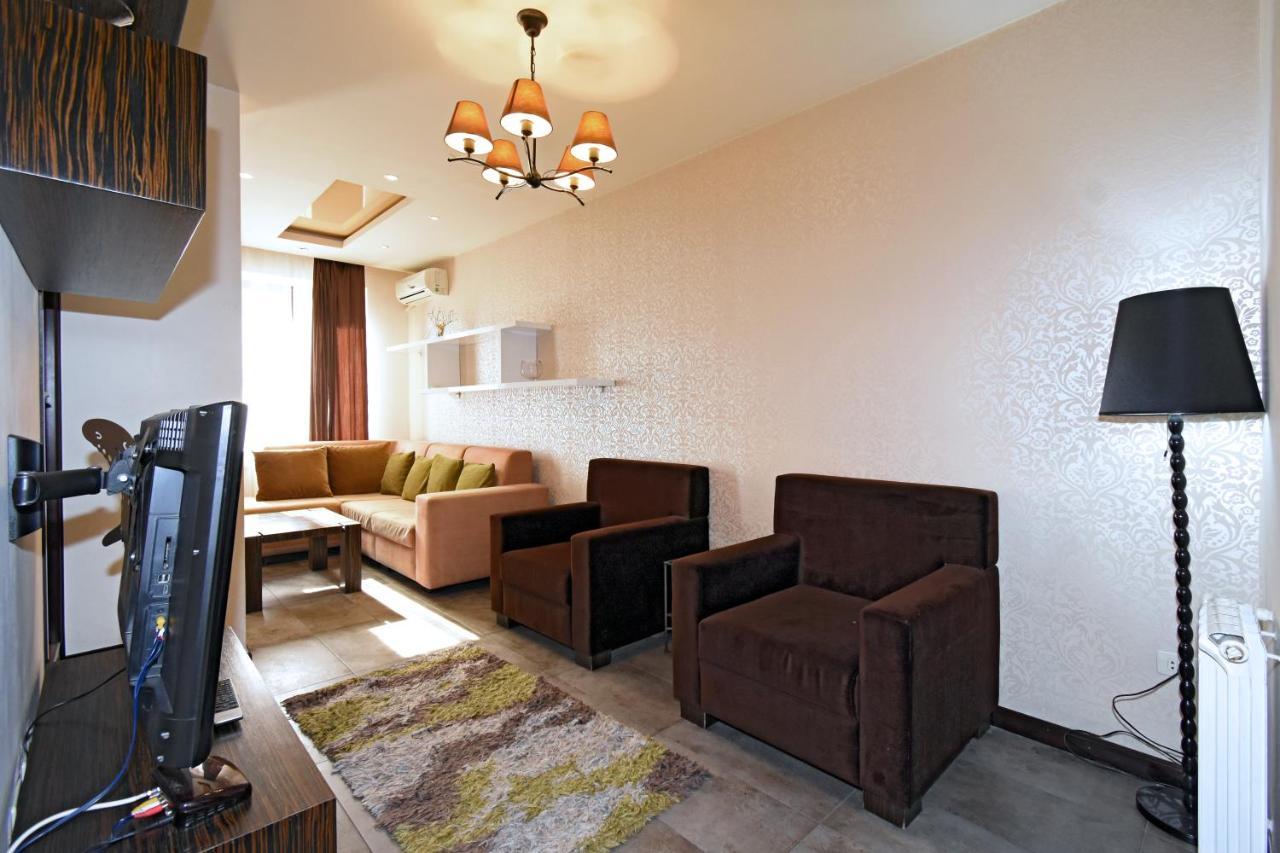 Galaxy Inn Luxury Hostel In Center Erivan Exterior foto