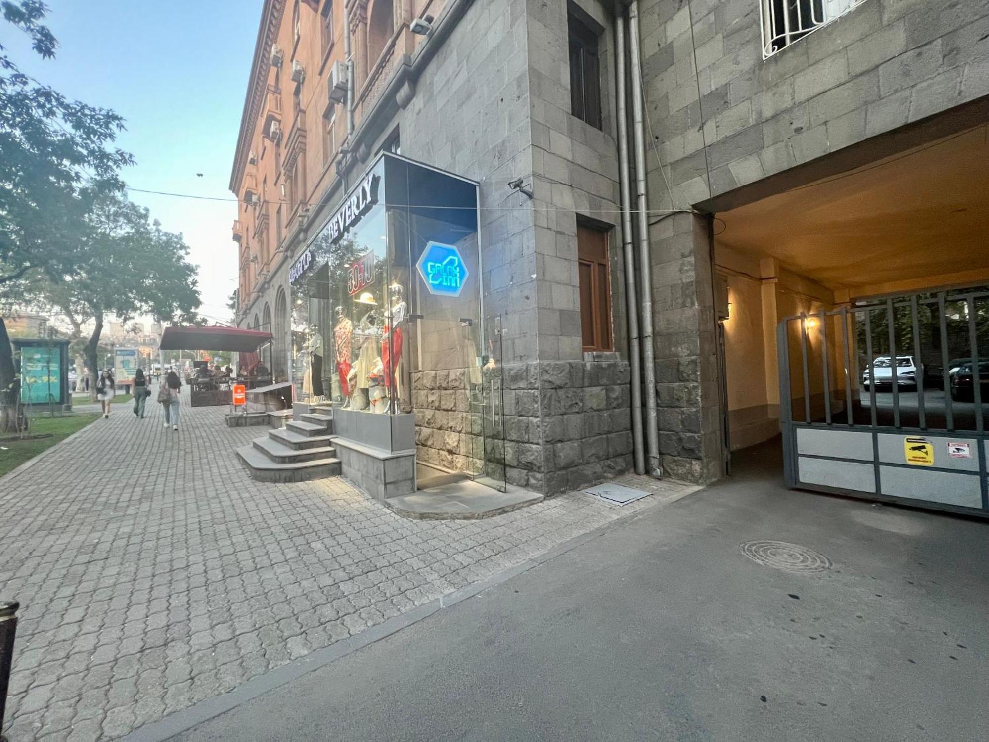 Galaxy Inn Luxury Hostel In Center Erivan Exterior foto